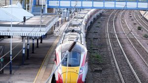 من رحلة هادئة إلى كابوس دموي.. ما الذي نعرفه عن الهجوم داخل القطار في بريطانيا؟