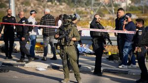 فيديو- مقتل إسرائيلي وإصابة ثلاثة في هجوم “دهس وطعن” قرب غوش عتصيون بالضفة الغربية