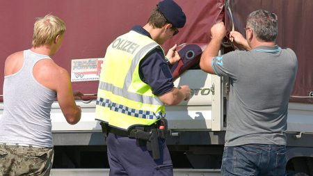 النمسا: ضبط أسلحة في فيينا على صلة بثلاثة مشتبهين من حماس خططوا لهجمات ضد مؤسسات يهودية