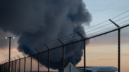 فيديو – مصرع 7 أشخاص إثر تحطم طائرة شحن بولاية كنتاكي الأمريكية