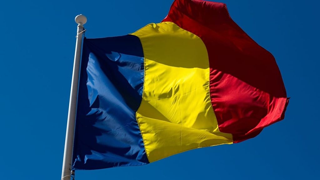 فضيحة “السيرة الذاتية” تُجبر وزير الدفاع الروماني على الاستقالة من منصبه