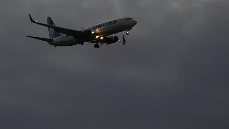 واشنطن تخفّض الرحلات في 40 مطارًا بسبب الإغلاق الحكومي.. وترامب يحمّل الديمقراطيين المسؤولية