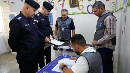 العراق: قوات الأمن تدلي بصوتها عشية انطلاق سادس انتخابات برلمانية منذ الغزو الأمريكي