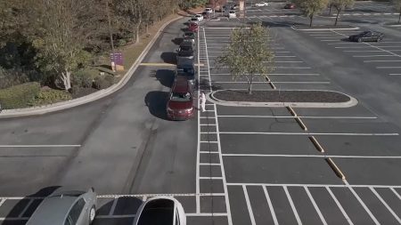 فيديو. مئات يصطفون لتلقي المساعدات الغذائية مع اقتراب تجميد تمويل برنامج القسائم الغذائية الأمريكي