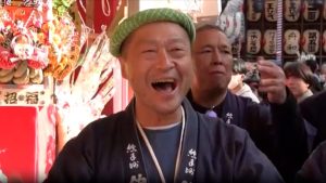 فيديو. مهرجان “توري-نو-إيتشي” العريق في طوكيو يجذب الزوار إلى مزار “أوتوري”