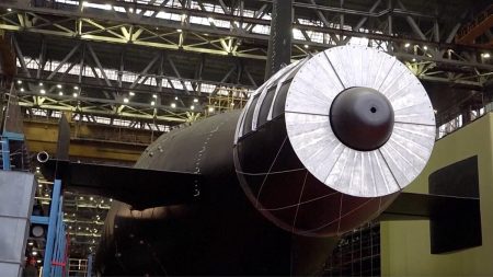 فيديو. روسيا تدشن غواصة نووية جديدة باسم “خاباروفسك”