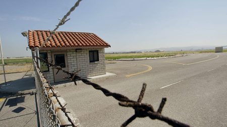 مسؤولون كبار في إدارة ترامب ينتقلون للإقامة داخل القواعد العسكرية.. ما الأسباب؟