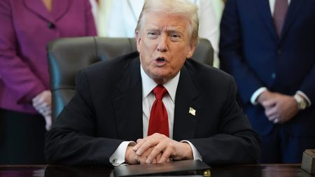 ترامب يقول إن طهران طلبت رفع العقوبات ويعلن انفتاحه على النظر في الأمر