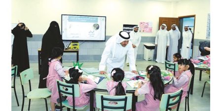 محافظ الفروانية زار مدرسة خولة بنت ثعلبة الابتدائية للبنات في إشبيلية وشارك في مبادرة زراعية