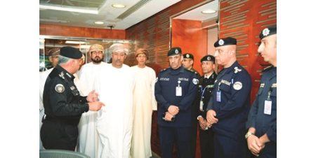 وكيل «الداخلية» بحث مع مساعد مفتش الشرطة العُماني تعزيز التنسيق الأمني