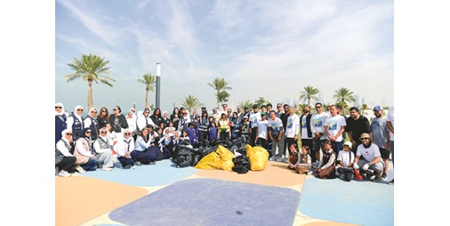 بالفيديو.. «السلاحف البحرية» تواصل تنظيف شاطئ الشويخ