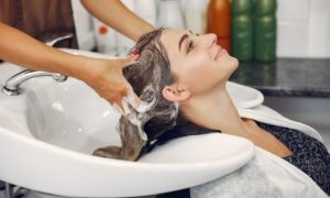 خطر غسل الشعر بالصالون: السكتة الدماغية المحتملة