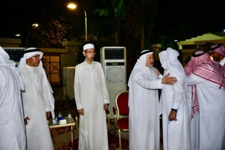 سعود بن عبدالعزيز يواسي آل باعشن في فقيدتهم