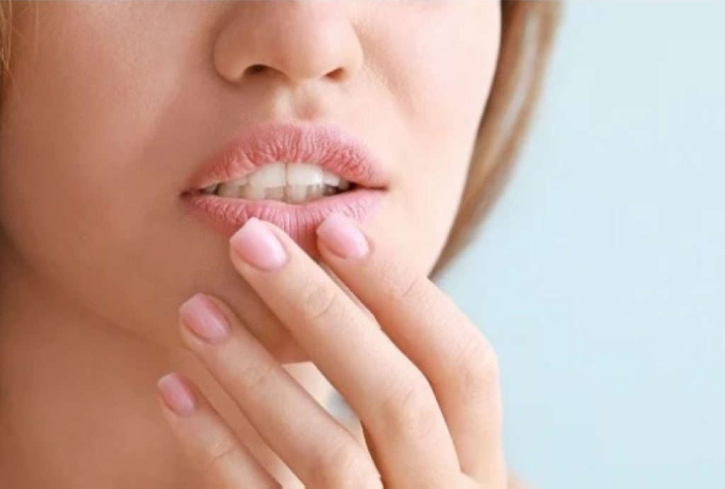 مكونات طبيعية تمنح الشفاه ترطيباً عميقاً ومظهراً صحياً