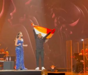 معجب يصعد المسرح ويفاجئ أنغام خلال حفلها بباريس