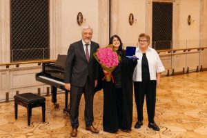 وسام الشرف الروسي للمؤلفة الموسيقية السعودية هبة القواس في منتدى التعاون الدولي وتكريم دولي رفيع