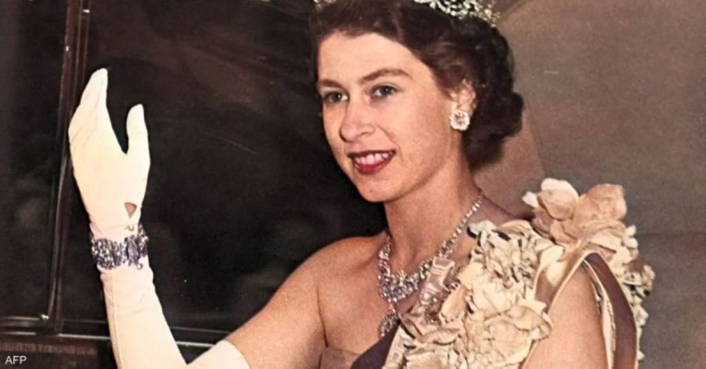 عرض نادر لأزياء الملكة إليزابيث في معرض لندن 2026