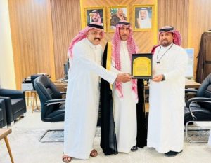 محافظ الطوال يُكرّم مدرستي النجامية الابتدائيتين للبنين والبنات