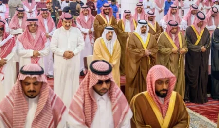أمير الرياض يؤدّي صلاة الميت على والدة مها بنت محمد – أخبار السعودية