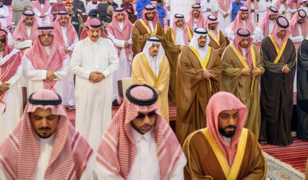 أمير الرياض يؤدّي صلاة الميت على والدة مها بنت محمد – أخبار السعودية