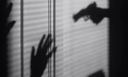 وكيل لاعبين يهدد لاعب دولي شاب بالسلاح!