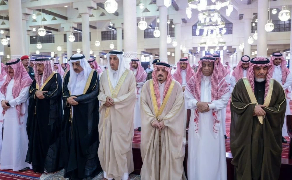 أمير الرياض يؤدي صلاة الميت على فهد بن سعود بن محمد – أخبار السعودية