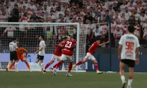 الأهلي يتوج بالسوبر المصري بفوز مثير على الزمالك