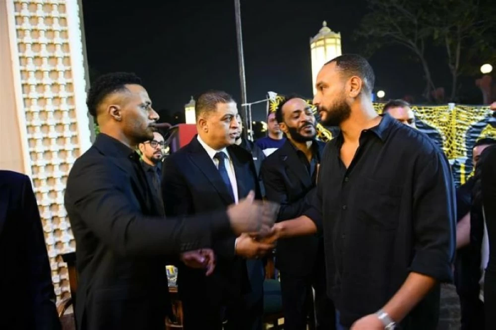 حضور كثيف من مشاهير الفن والإعلام في عزاء والد محمد رمضان – أخبار السعودية