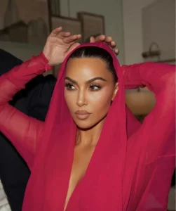 كيم كارداشيان تبهر المتابعين بفستان فوشي وغطاء رأس في أحدث ظهور على «إنستغرام»