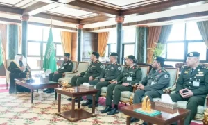 أمير تبوك يلتقي مدير السجون لبحث التعاون الأمني