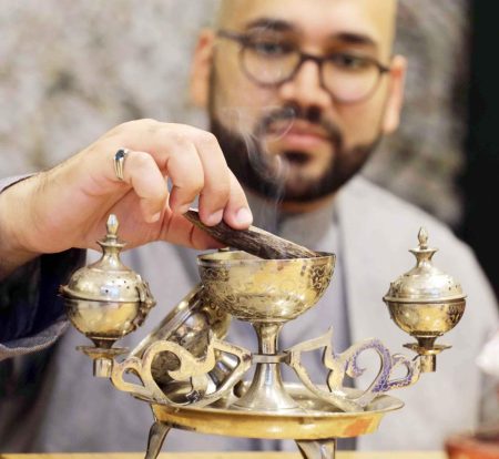 حاسة الشم تحيل البراء إلى خبير في تركيب العطور