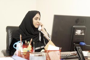 الدورات التدريبية تصقل مهاراتهن وتدني الرواتب يؤرقهن