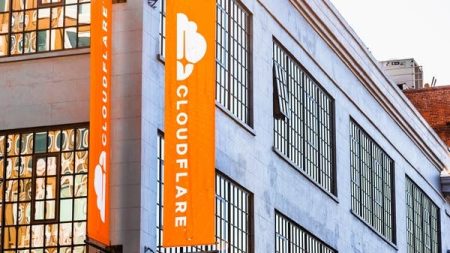 كيف أصبحت خدمة “كلاود فلير” الحارس الخفي لملايين المواقع حول العالم؟