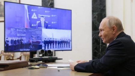 بوتين يعطي شارة البدء لبناء كاسحة الجليد النووية “ستالينغراد”