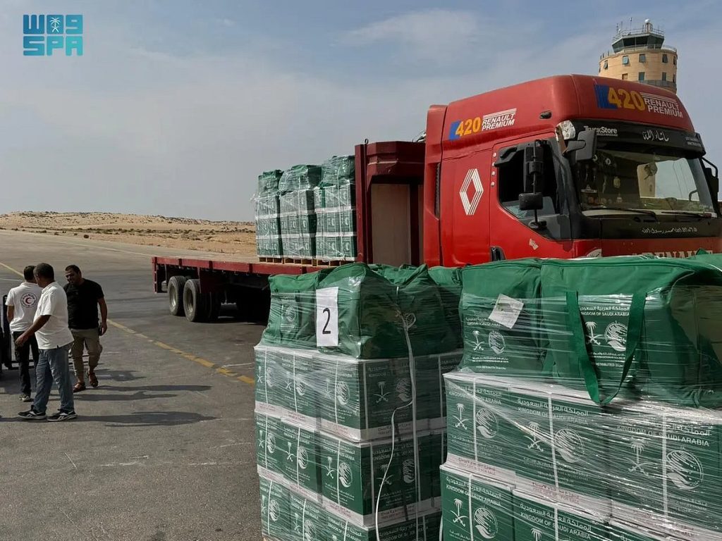 الطائرة الإغاثية السعودية 71 لقطاع غزة تصل مطار العريش