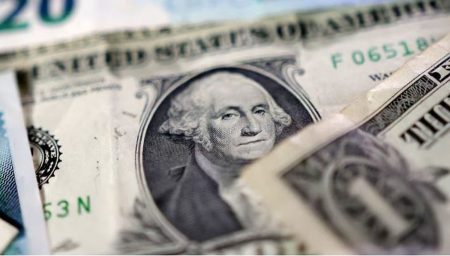 الدولار قرب أعلى مستوى في 3 أشهر مع تراجع رهانات خفض الفائدة