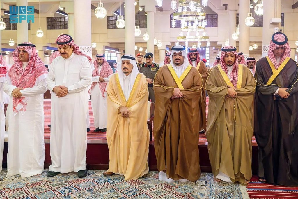أمير الرياض يؤدّي صلاة الميت على والدة الأميرة مها بنت محمد بن سعد الثاني آل عبدالرحمن آل سعود