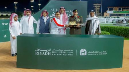 الفريق «البسامي» يتوج الجواد الفائز بكأس الأمن العام ضمن فعاليات موسم سباق الخيل بالرياض