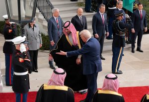 الرئيس الأمريكي يصطحب ولي العهد في جولة في البيت الأبيض