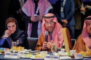 وزير الصناعة يرأس جلسة حوارية في منتدى واشنطن لتعزيز التعاون في الصناعات الدوائية والتقنيات الطبية