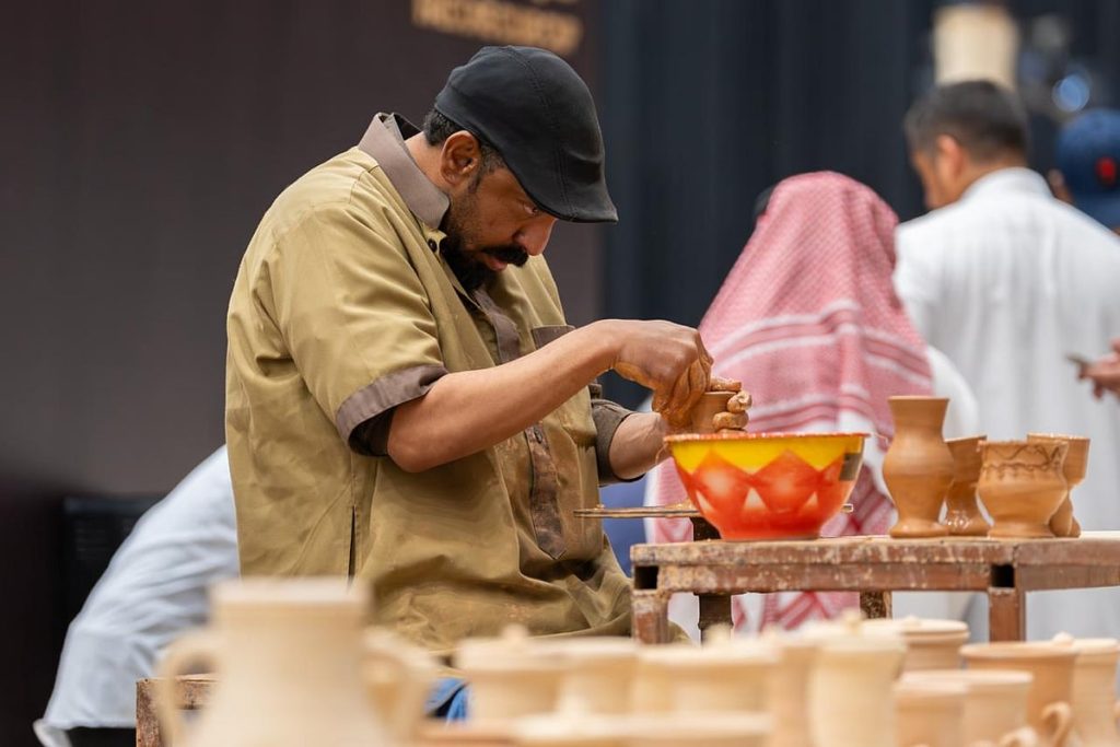 حرفيون سعوديون يجسدون التراث بعروض حية في كأس نادي الصقور السعودي 2025 بالظهران
