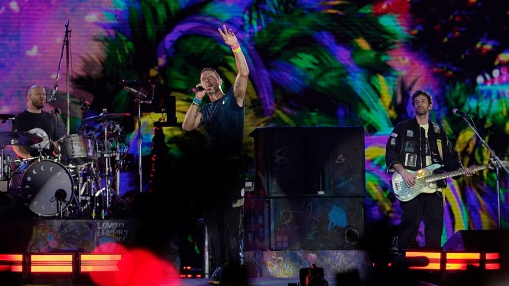 لقطة حفل “كولد بلاي” التي أشعلت الجدل.. السيدة “الخائنة” تكسر صمتها للمرة الأولى