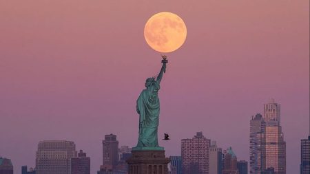 فيديو – رياح عاتية تُسقط “تمثال الحرية”.. ما الذي حدث فعلًا؟