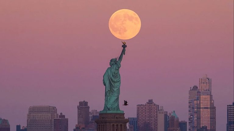 فيديو – رياح عاتية تُسقط “تمثال الحرية”.. ما الذي حدث فعلًا؟