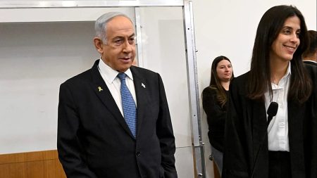 طلب العفو لنتنياهو يفتح “الصندوق الأسود”: من هم القادة الإسرائيليون الذين أُدينوا ودخلوا السجن؟