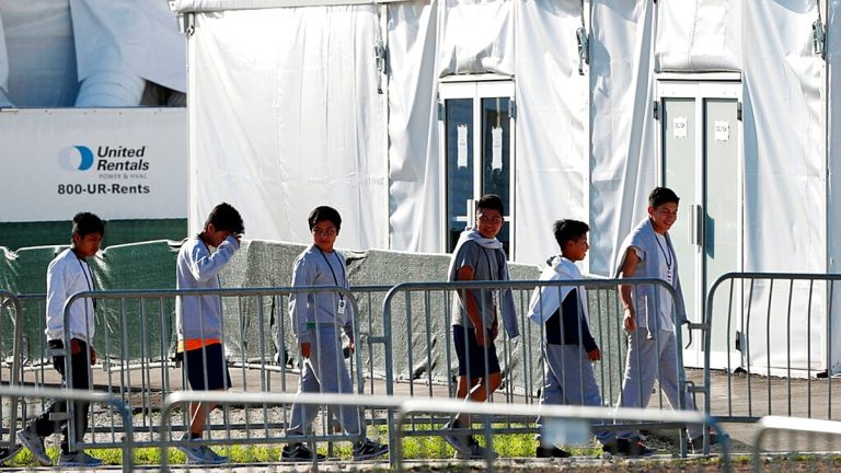 بين الاحتجاز والترحيل: وثيقة تكشف ما يواجهه أطفال مهاجرون عند دخول أميركا