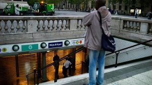 إصابة ثلاث نساء بجروح في عمليات طعن في مترو باريس وتوقيف مشتبه به