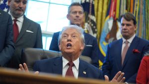 أبواب أمريكا المغلقة.. هل يتلاشى حلم الشباب العربي بالهجرة بعد قرارات ترامب؟