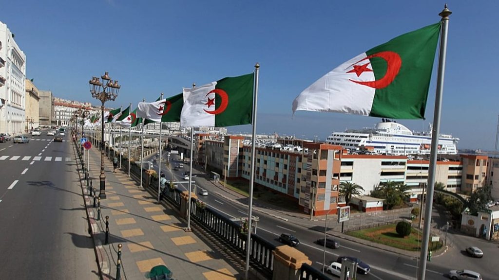 الصحافي الجزائري سعد بوعقبة.. لماذا أُوقف وما الذي أثارته تصريحاته حول “كنز الجبهة”؟