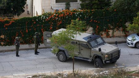 مباشر – مقتل 7 فلسطينيين في غزة.. والشرطة الإسرائيلية تعلن تسلم بقايا جثمان رهينة من القطاع
